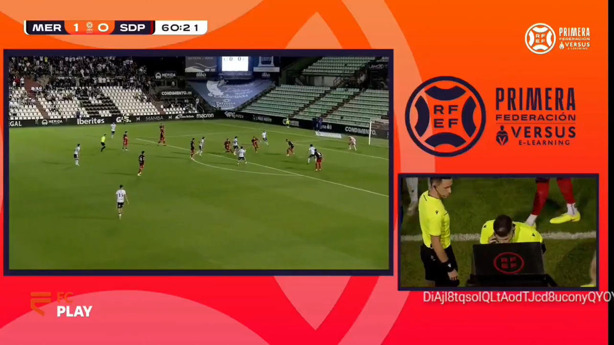 Imagini uluitoare! Arbitrul a luat telefonul și a vorbit la marginea terenului: „Greu de crezut”