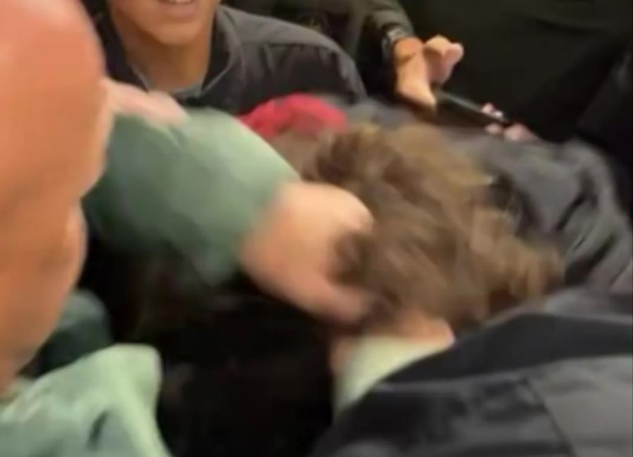 Frank Illet a fost agresat luna trecută de un fan al lui Manchester United chiar pe Old Trafford / Foto: TikTok/gladders7 Noua provocare a lui Manchester United: să tundă fanul viral » „Încă trei victorii și iau foarfeca!”