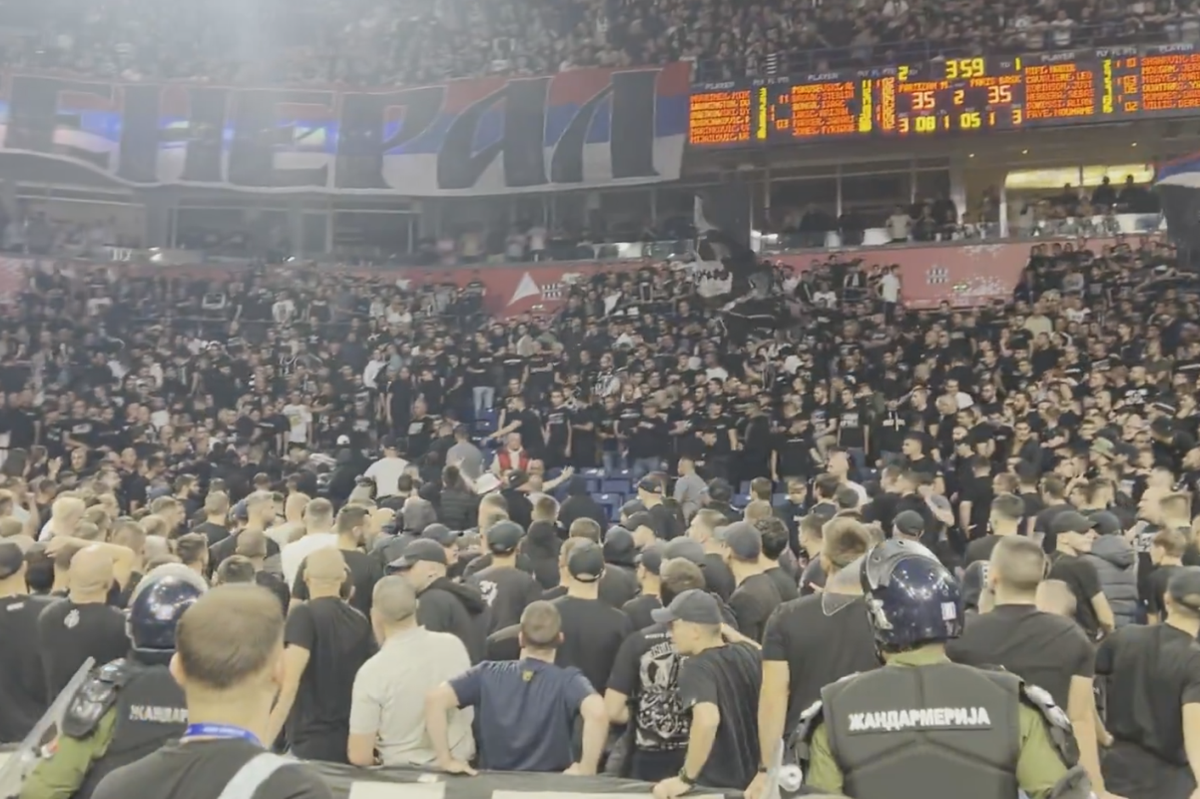 Scene șocante în Euroliga, chiar lângă România » Confruntare violentă între suporteri, după un mesaj politic