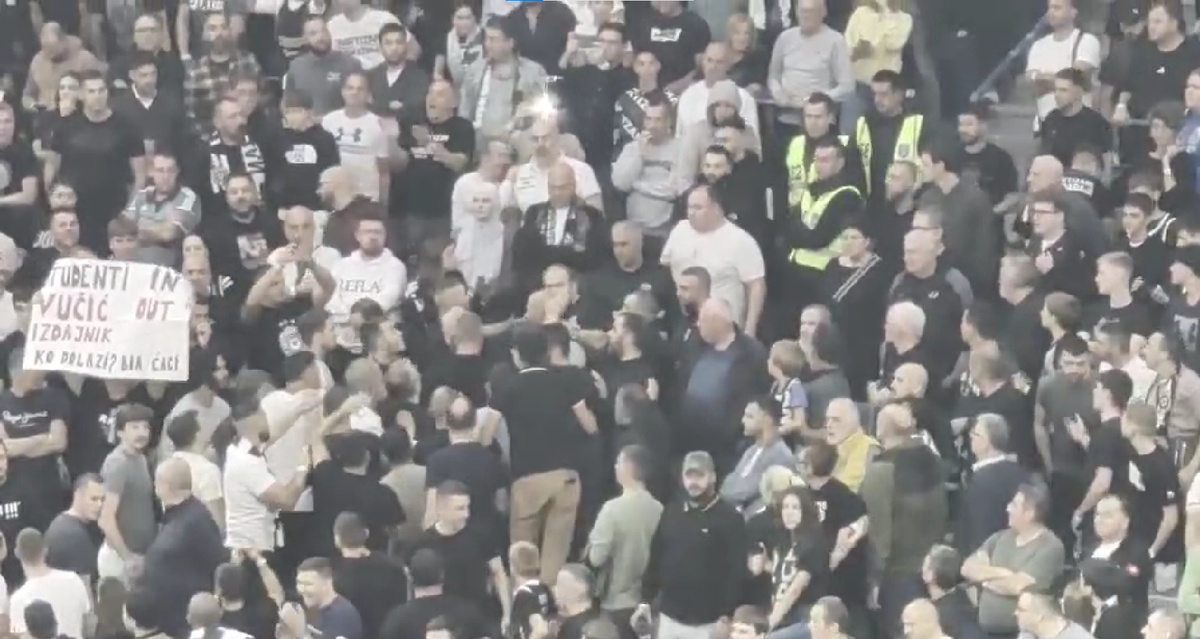 Scene șocante în Euroliga, chiar lângă România » Confruntare violentă între suporteri, după un mesaj politic