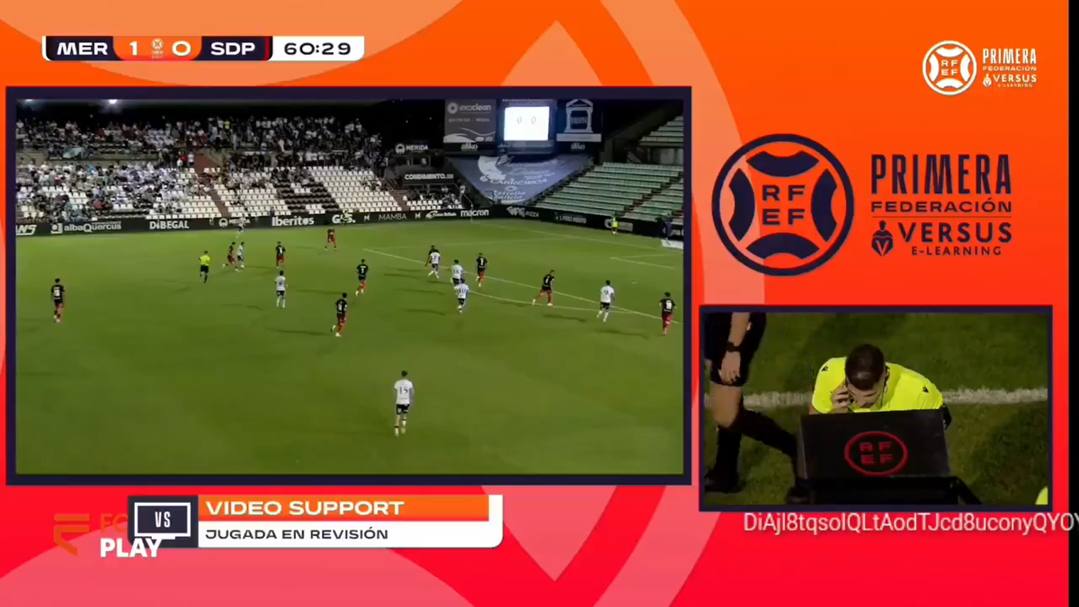 Imagini uluitoare! Arbitrul a luat telefonul și a vorbit la marginea terenului: „Greu de crezut”