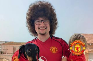 Noua provocare a lui Manchester United: să tundă fanul viral » „Încă trei victorii și iau foarfeca!”