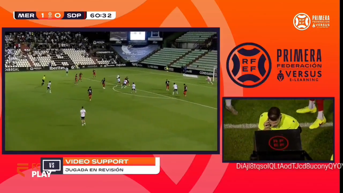 Imagini uluitoare! Arbitrul a luat telefonul și a vorbit la marginea terenului: „Greu de crezut”