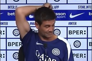 Viral! Cristi Chivu, „atacat” în conferință: „Băieți, a intrat în tricou!” » Cum s-a terminat totul