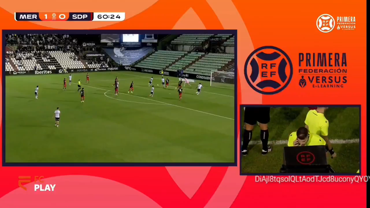 Imagini uluitoare! Arbitrul a luat telefonul și a vorbit la marginea terenului: „Greu de crezut”