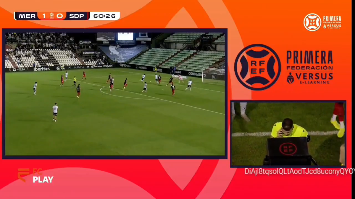 Imagini uluitoare! Arbitrul a luat telefonul și a vorbit la marginea terenului: „Greu de crezut”