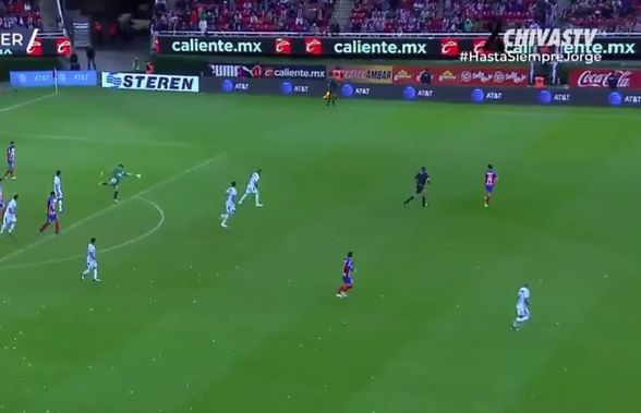 Guadalajara - Veracruz 3-1 // VIDEO Poate fi cel mai spectaculos gol al anului! Reușită dintr-o poartă în cealaltă a unui goalkeeper