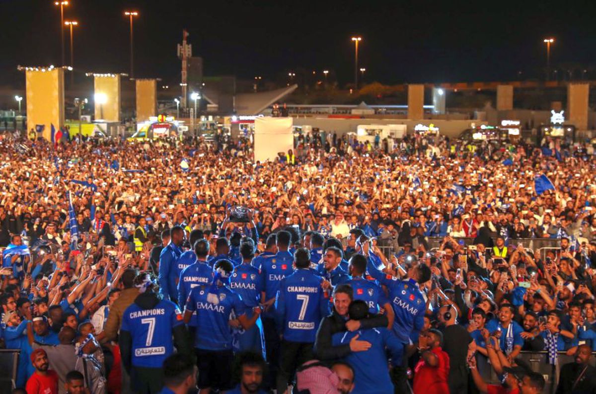 AL HILAL // VIDEO+FOTO Spectacol la Riad! Mii de fani au sărbătorit succesul echipei lui Răzvan Lucescu: „Vă iubesc!”