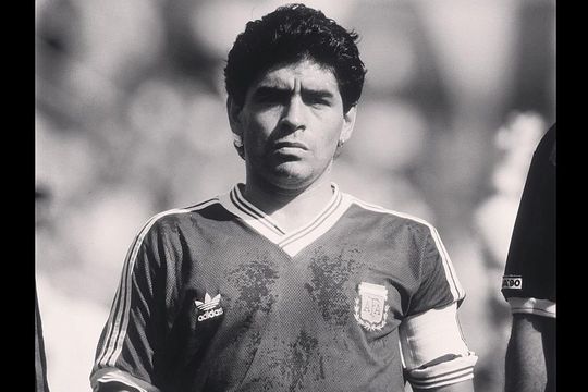Diego Maradona, unul dintre cei mai mari fotbaliști din istoria fotbalului, s-a stins astăzi din viața, la 60 de ani.