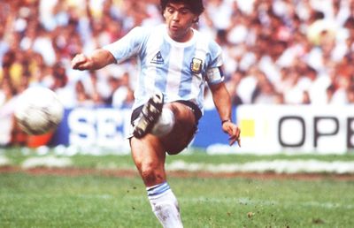 Cristian Geambașu deplânge dispariția lui Maradona: „Ne despărțim de o lume. Diego este mereu acolo. Mic, îndesat, drăcos, obraznic. Unic”