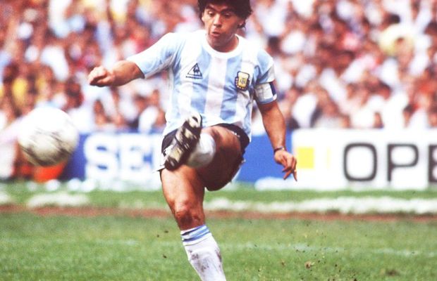 Cristian Geambașu deplânge dispariția lui Maradona: „Ne despărțim de o lume. Diego este mereu acolo. Mic, îndesat, drăcos, obraznic. Unic”