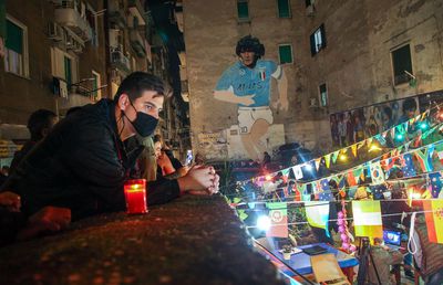 FOTO+VIDEO. Imaginile durerii » Fanii lui Maradona își plâng idolul în stradă. În Argentina e doliu național