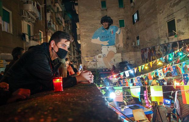 FOTO+VIDEO. Imaginile durerii » Fanii lui Maradona își plâng idolul în stradă. În Argentina e doliu național