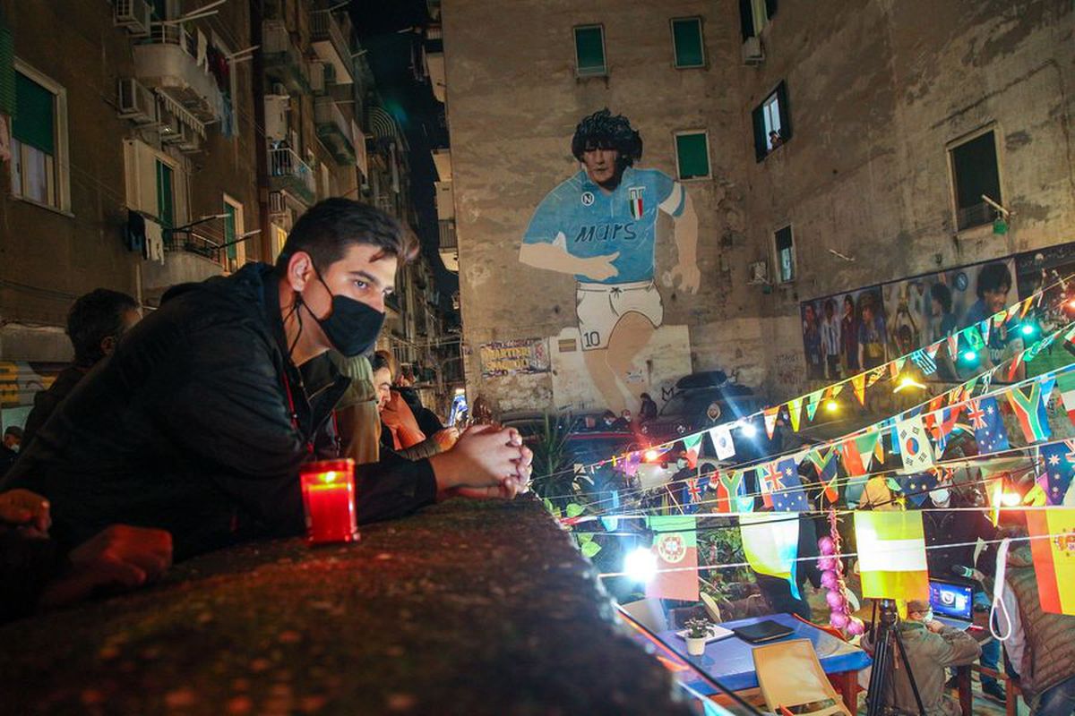 Imaginile durerii » Fanii lui Maradona își plâng idolul în stradă