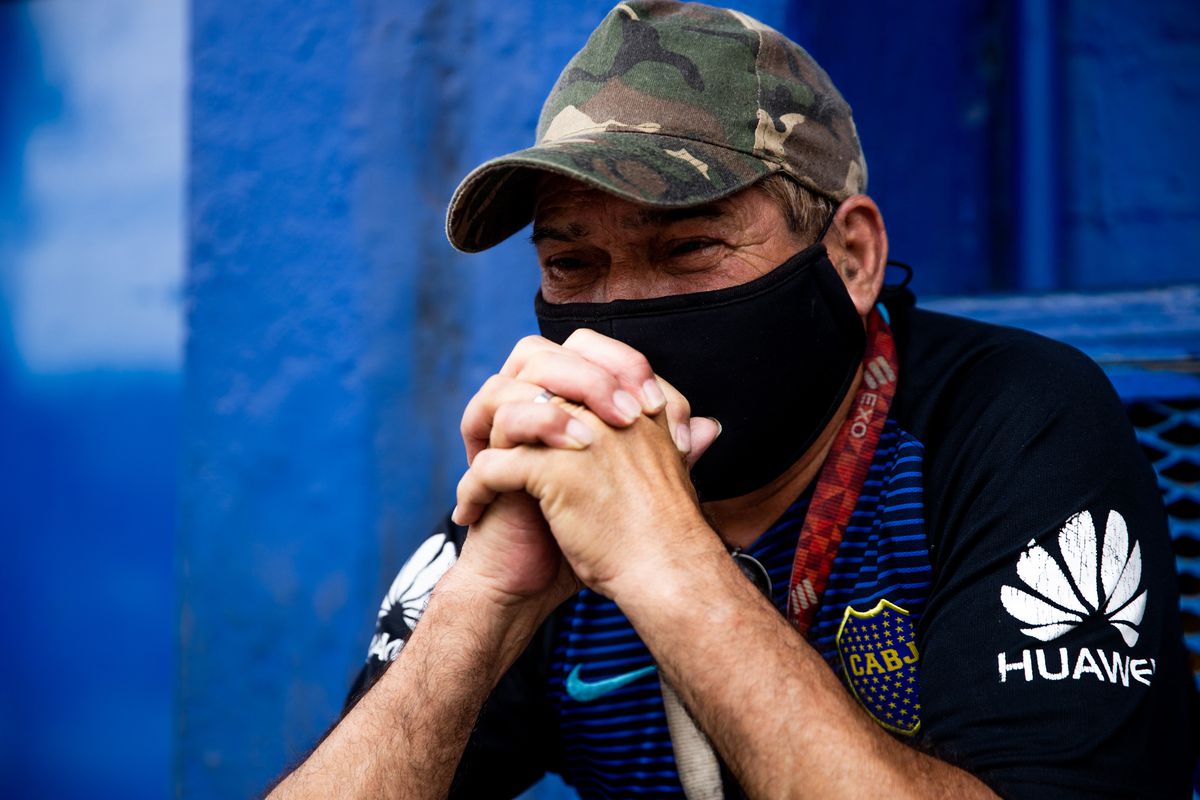 Imaginile durerii » Fanii lui Maradona își plâng idolul în stradă