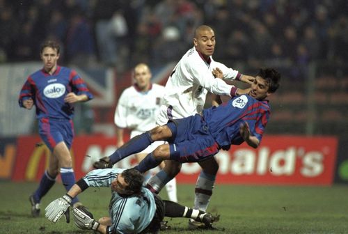Zoltan Ritli, într-o intervenție la meciul Steaua - Aston Villa, din 1997, meci câștigat de roș-albaștri cu 2-1 (foto: Guliver/Getty Images)