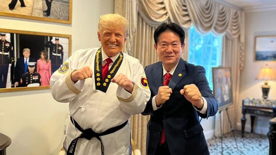 Donald Trump e peste Chuck Norris la taekwondo! Ce distincție cu centură neagră a primit