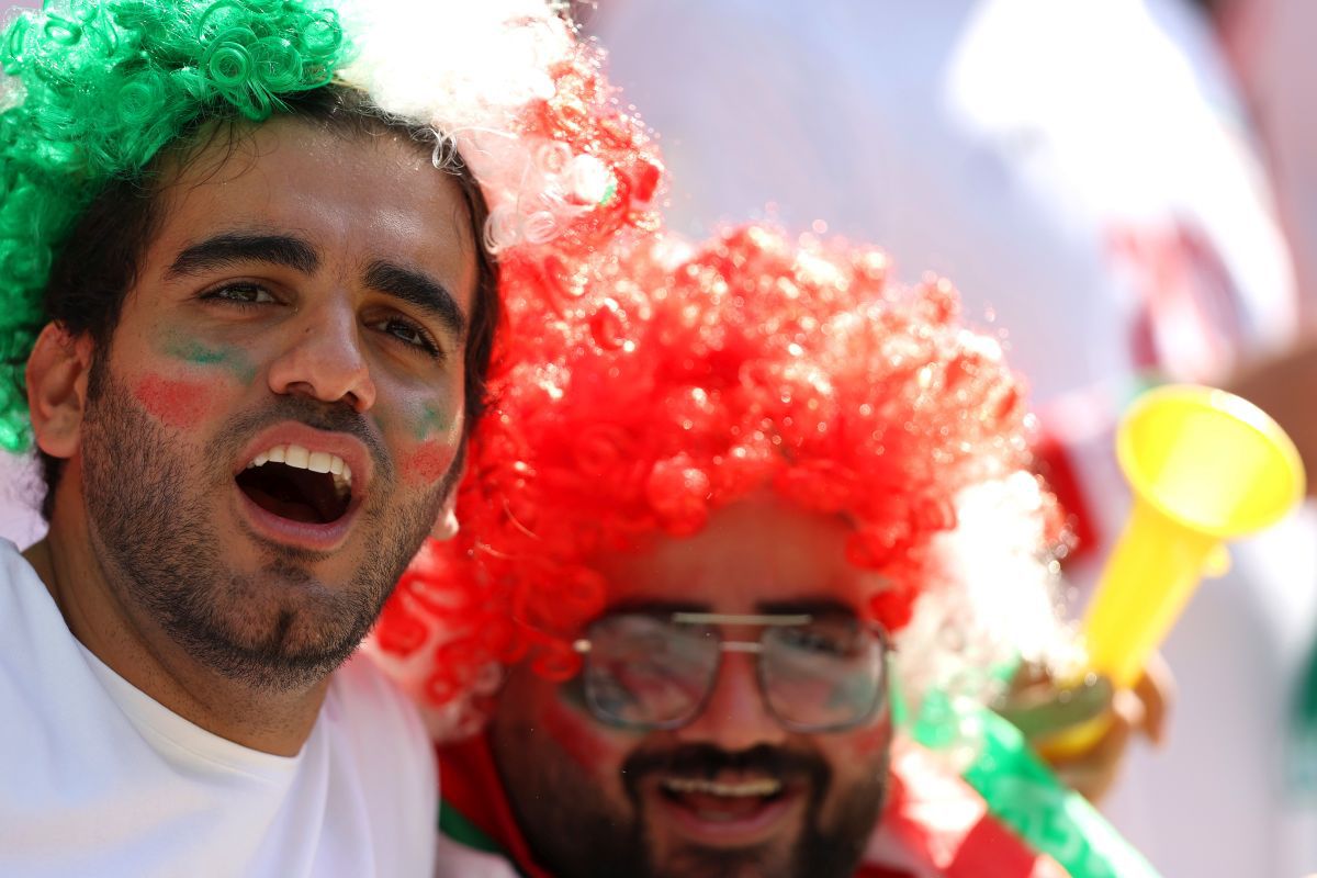 Au sărit în teren imediat după fluierul final din Țara Galilor - Iran » Scenele surprinse de reporterii GSP: Poliția, nevoită să intervină