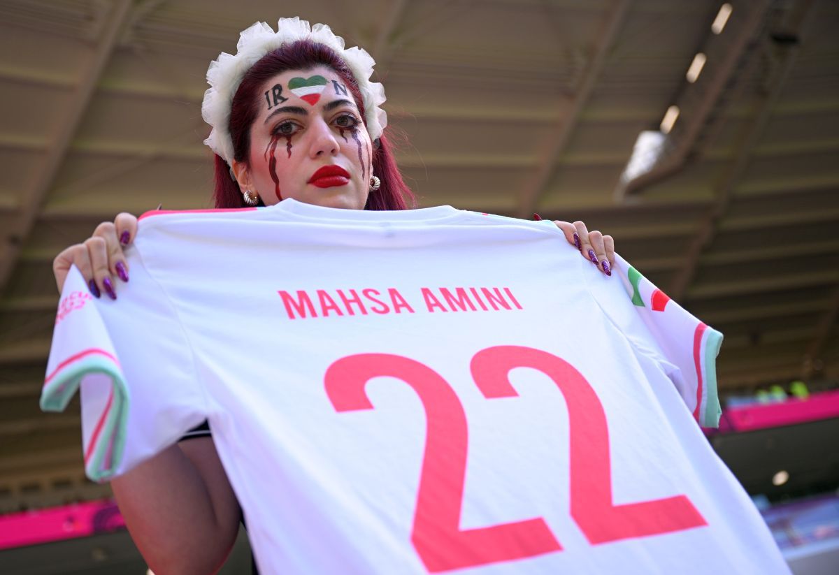 Emoționant! Râuri de lacrimi în tribune: iranienii s-au emoționatt la imn, în amintirea Mahsei Amini