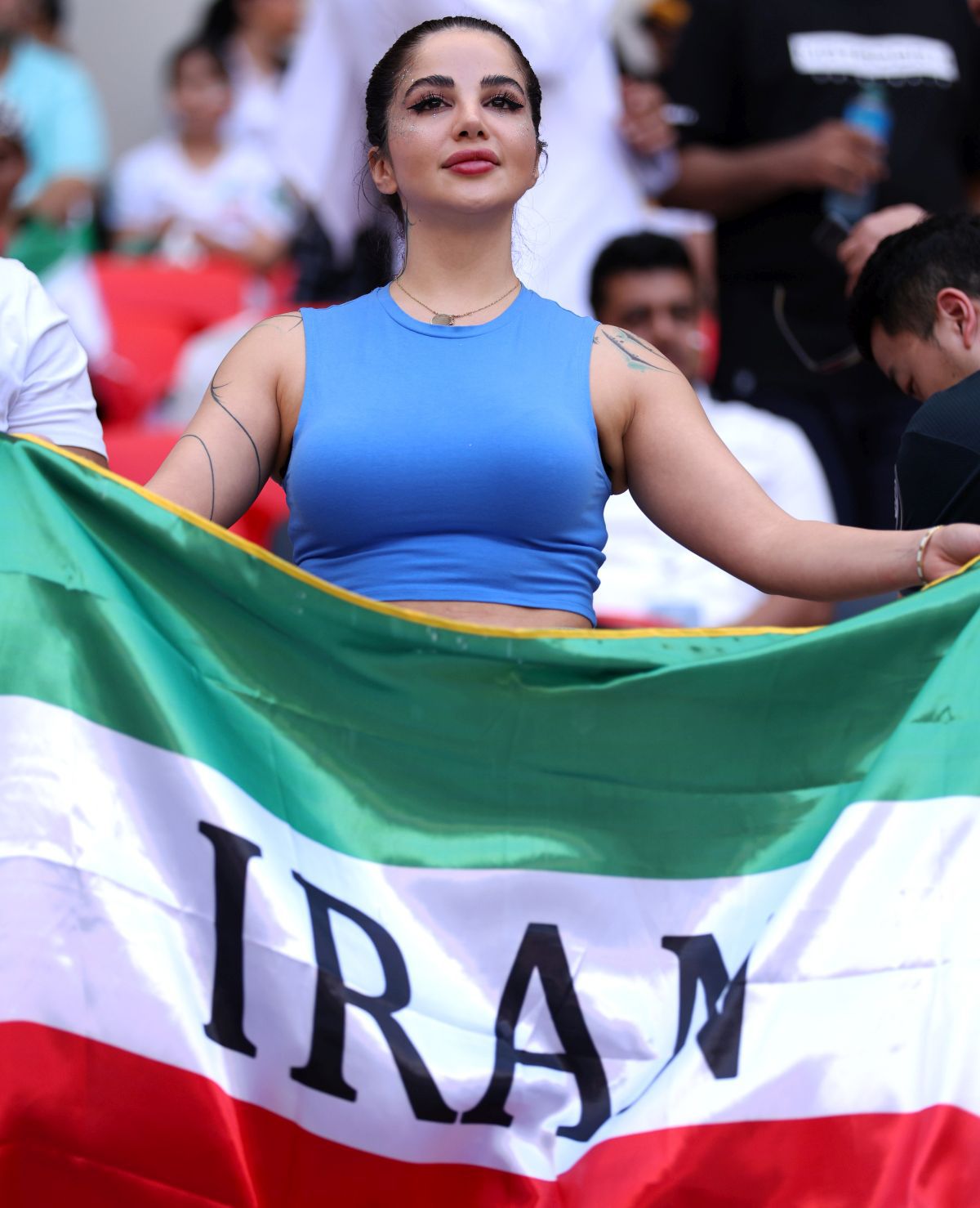 Au sărit în teren imediat după fluierul final din Țara Galilor - Iran » Scenele surprinse de reporterii GSP: Poliția, nevoită să intervină