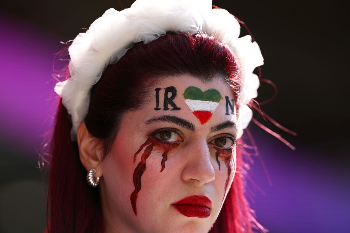 Emoționant! Râuri de lacrimi în tribune: iranienii s-au emoționatt la imn, în amintirea Mahsei Amini