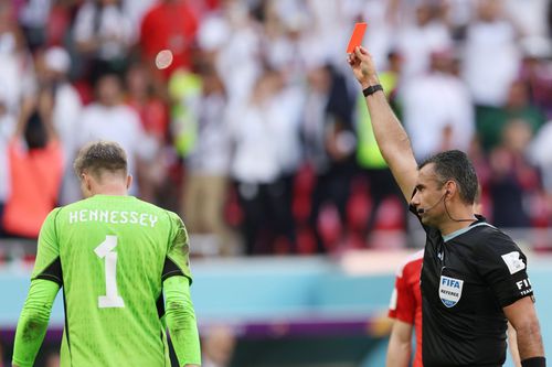 Wayne Robert Hennessey, 35 de ani, portarul Țării Galilor, e primul jucător eliminat de la Campionatul Mondial 2022. După intervenția VAR, a văzut „roșu” direct în partida cu Iran (0-2).