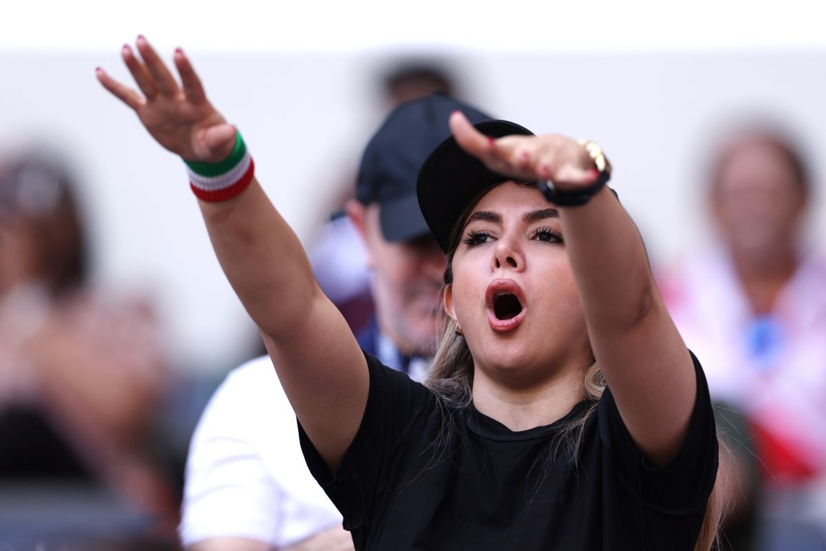 Emoționant! Râuri de lacrimi în tribune: iranienii s-au emoționatt la imn, în amintirea Mahsei Amini