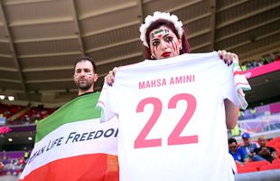 Imagini de-a dreptul emoționante surprinse în tribune la Țara Galilor - Iran » Lacrimi și „sânge” în memoria Mahsei Amini
