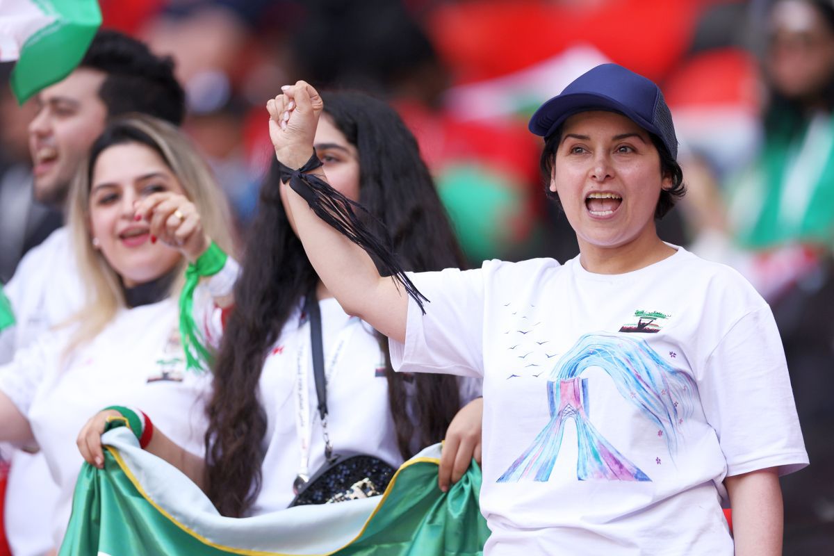 Au sărit în teren imediat după fluierul final din Țara Galilor - Iran » Scenele surprinse de reporterii GSP: Poliția, nevoită să intervină