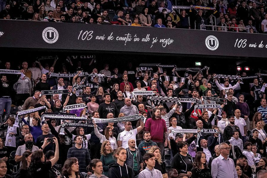 Spectatorii au umplut tribunele BT Arena, echipați cu accesorii în alb-negru. FOTO: U-BT Cluj Victorie în zi aniversară pentru U-BT Cluj în Eurocup! » Mihai Silvășan: „Publicul a contat mult”