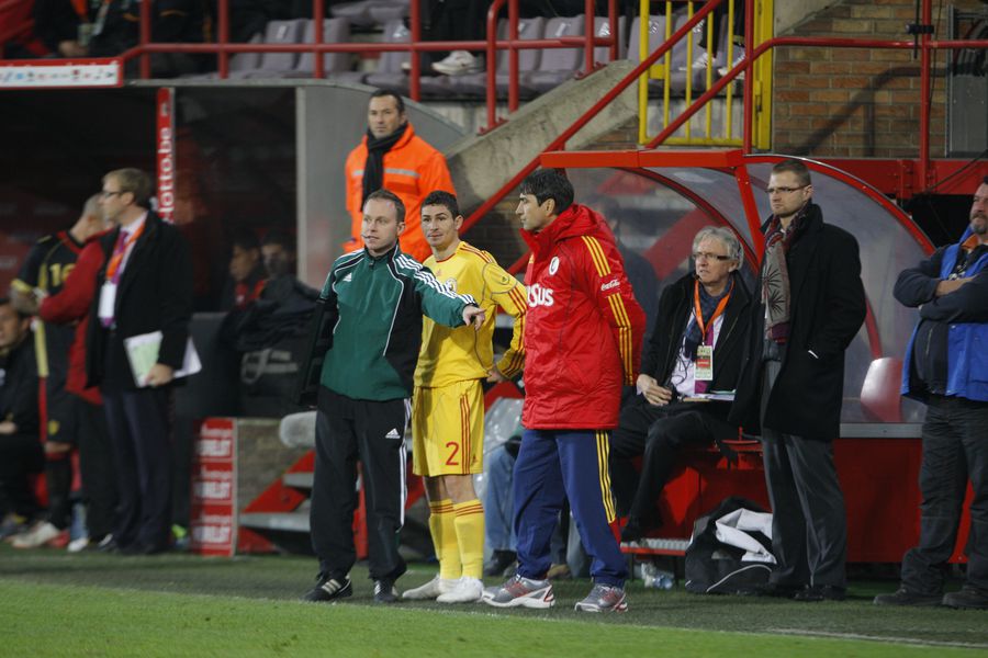 Marian Pleașcă, primind instrucțiuni de la selecționerul Victor Pițurcă. Foto: Arhivă GSP Povestea unei accidentări care a însemnat începutul declinului unei cariere: „Dacă știam că o să mă accidentez nu mi-aș fi dorit să debutez”