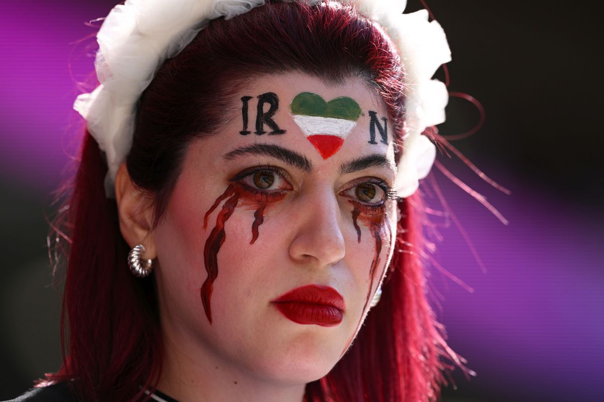 Imagini de-a dreptul emoționante surprinse în tribune la Țara Galilor - Iran » Lacrimi și „sânge” în memoria Mahsei Amini