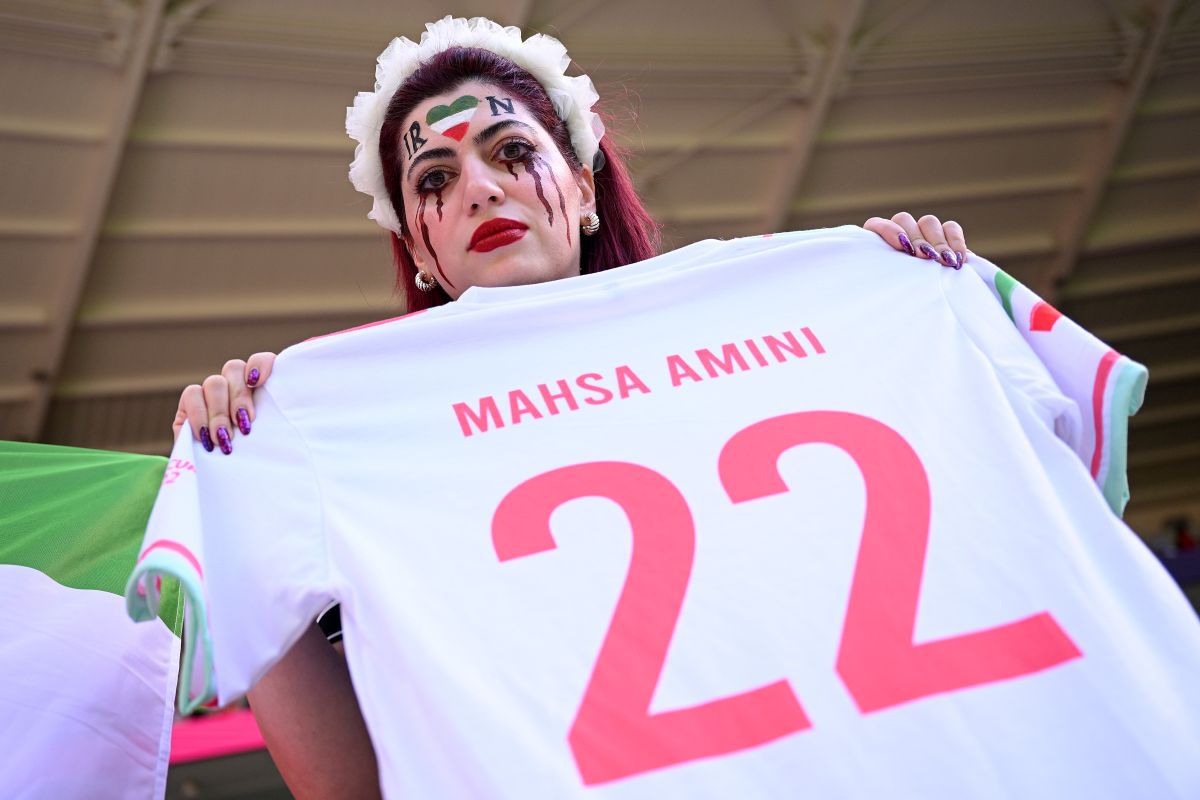 Imagini de-a dreptul emoționante surprinse în tribune la Țara Galilor - Iran » Lacrimi și „sânge” în memoria Mahsei Amini