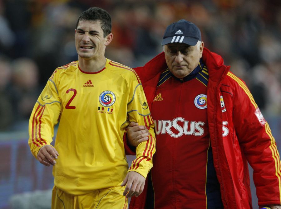 Pompiliu Popescu (dreapta), în timpul amicalului Belgia-România, din 2011 // Foto: Arhiva GSP Pompiliu Popescu, fostul medic al naționalei, despre „cazul Halep”: „Uitați-vă la musculatura Simonei și veți înțelege!”