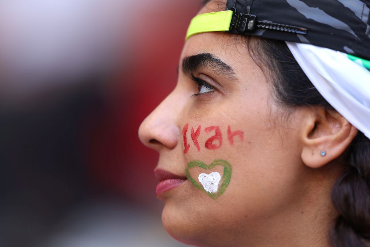 Emoționant! Râuri de lacrimi în tribune: iranienii s-au emoționatt la imn, în amintirea Mahsei Amini