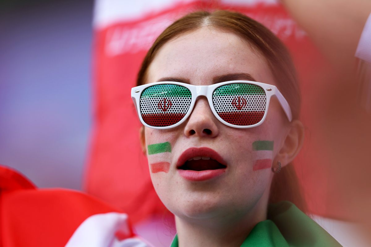 Au sărit în teren imediat după fluierul final din Țara Galilor - Iran » Scenele surprinse de reporterii GSP: Poliția, nevoită să intervină