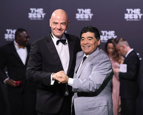 Președintele FIFA, Gianni Infantino (stânga), alături de legendarul Diego Armando Maradona. 
Foto: Imago