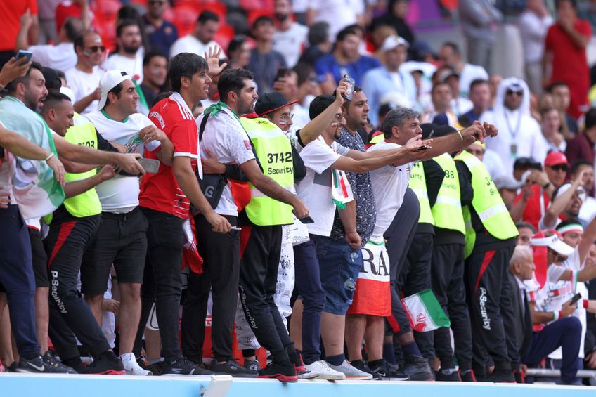 Fanii Iranului au dat să sară în teren imediat după fluierul final / Sursă foto: Guliver/Getty Images