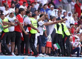 Au sărit în teren imediat după fluierul final din Țara Galilor - Iran » Scenele surprinse de reporterii GSP: Poliția, nevoită să intervină