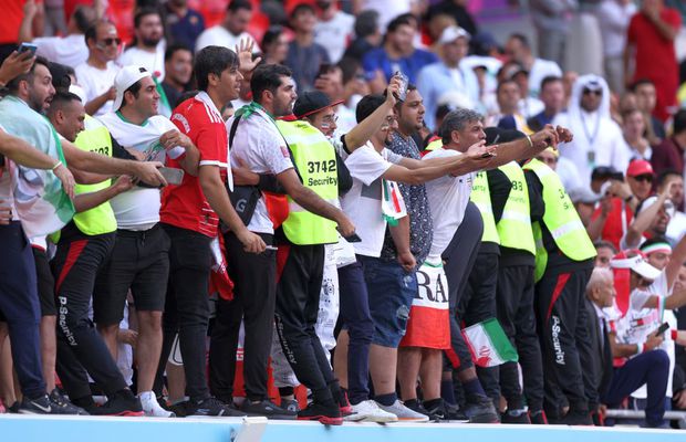 Au sărit în teren imediat după fluierul final din Țara Galilor - Iran » Scenele surprinse de reporterii GSP: Poliția, nevoită să intervină