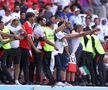 Fanii Iranului au dat să sară în teren imediat după fluierul final / Sursă foto: Guliver/Getty Images
