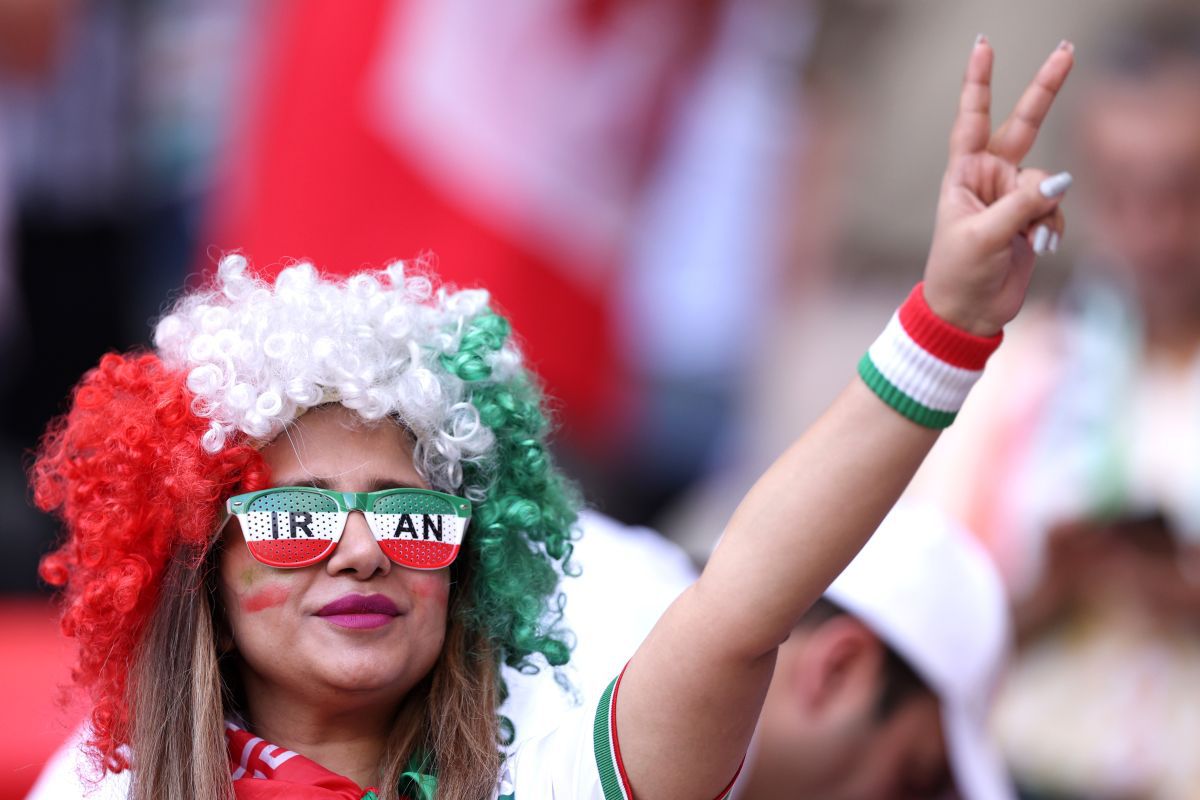 Au sărit în teren imediat după fluierul final din Țara Galilor - Iran » Scenele surprinse de reporterii GSP: Poliția, nevoită să intervină