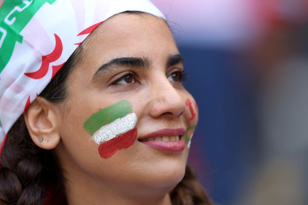 Imagini de-a dreptul emoționante surprinse în tribune la Țara Galilor - Iran » Lacrimi și „sânge” în memoria Mahsei Amini