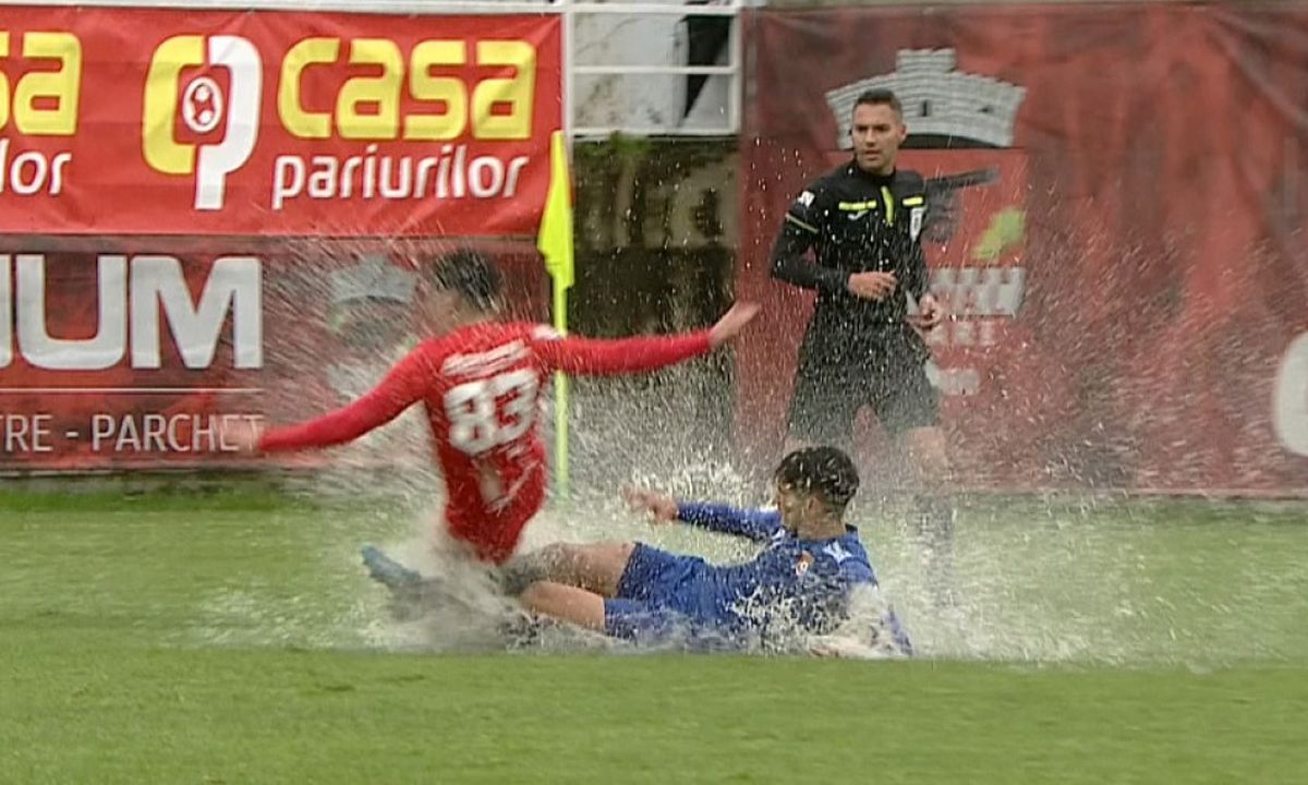 Haz de necaz în Liga 2: „Bine că nu s-au înecat” » Meci jucat în condiții imposibile
