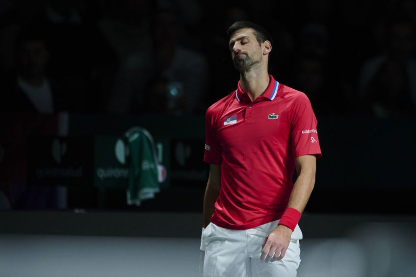 Novak Djokovic a fost învins de Jannik Sinner la simplu, după ce a avut 3 mingi de meci și calificare, iar apoi a pierdut și confruntarea de la dublu. Foto: Imago