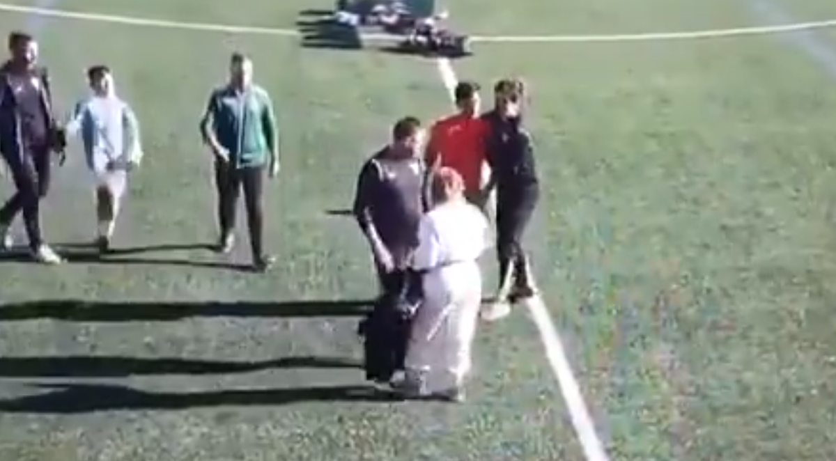 Caz uluitor în Spania! » O femeie a intrat pe teren și l-a plesnit pe arbitru