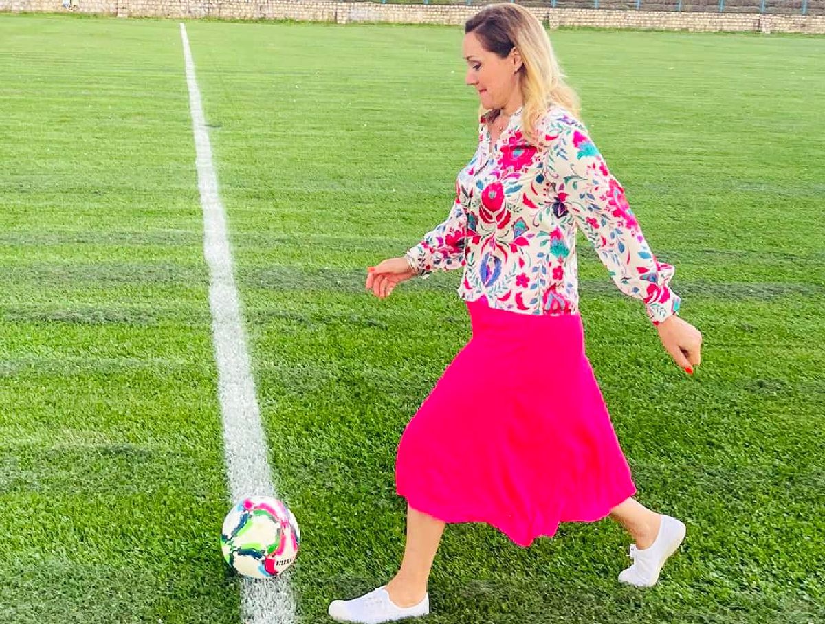 Elena Lasconi, între băi de mulțime și discreție » Echipa din orașul unde e primar încă NU poate juca acasă: „Primăria nu s-a implicat”