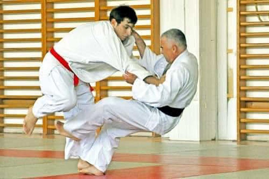 Călin Georgescu obișnuiește să participe uneori la antrenamente de judo, sport pe care l-a practicat în tinerețe A câștigat Cupa Campionilor cu Steaua și i-a făcut campanie lui Călin Georgescu: „E o mârșăvie și o idioțenie să spui că e un candidat pro-Putin și pro-legionari. Plec din țară dacă va câștiga Lasconi”