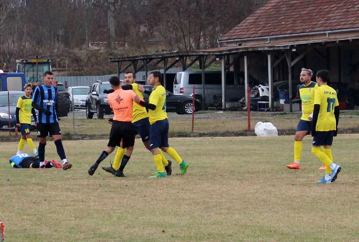 Scene revoltătoare la Copșa Mică: arbitrul a fost luat la pumni pe teren! / Sursă foto: Facebook@ Inter Sibiu