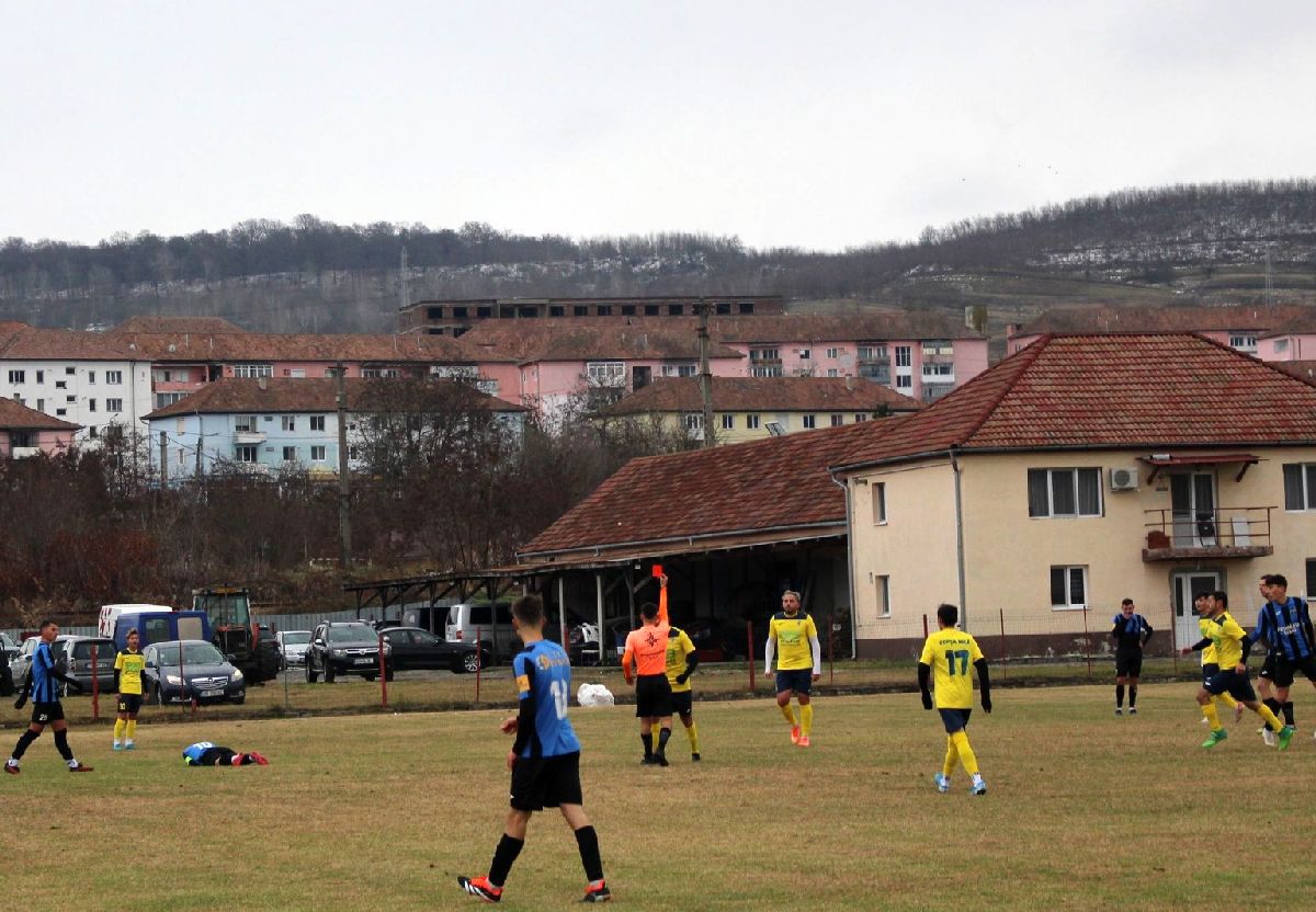 Alte scene revoltătoare în ligile inferioare din România! Arbitrul, luat la pumni pe teren: fotograful a surprins momentul exact al loviturii